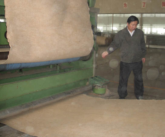 在企业做汽车内饰用木纤维复合材料加工实验